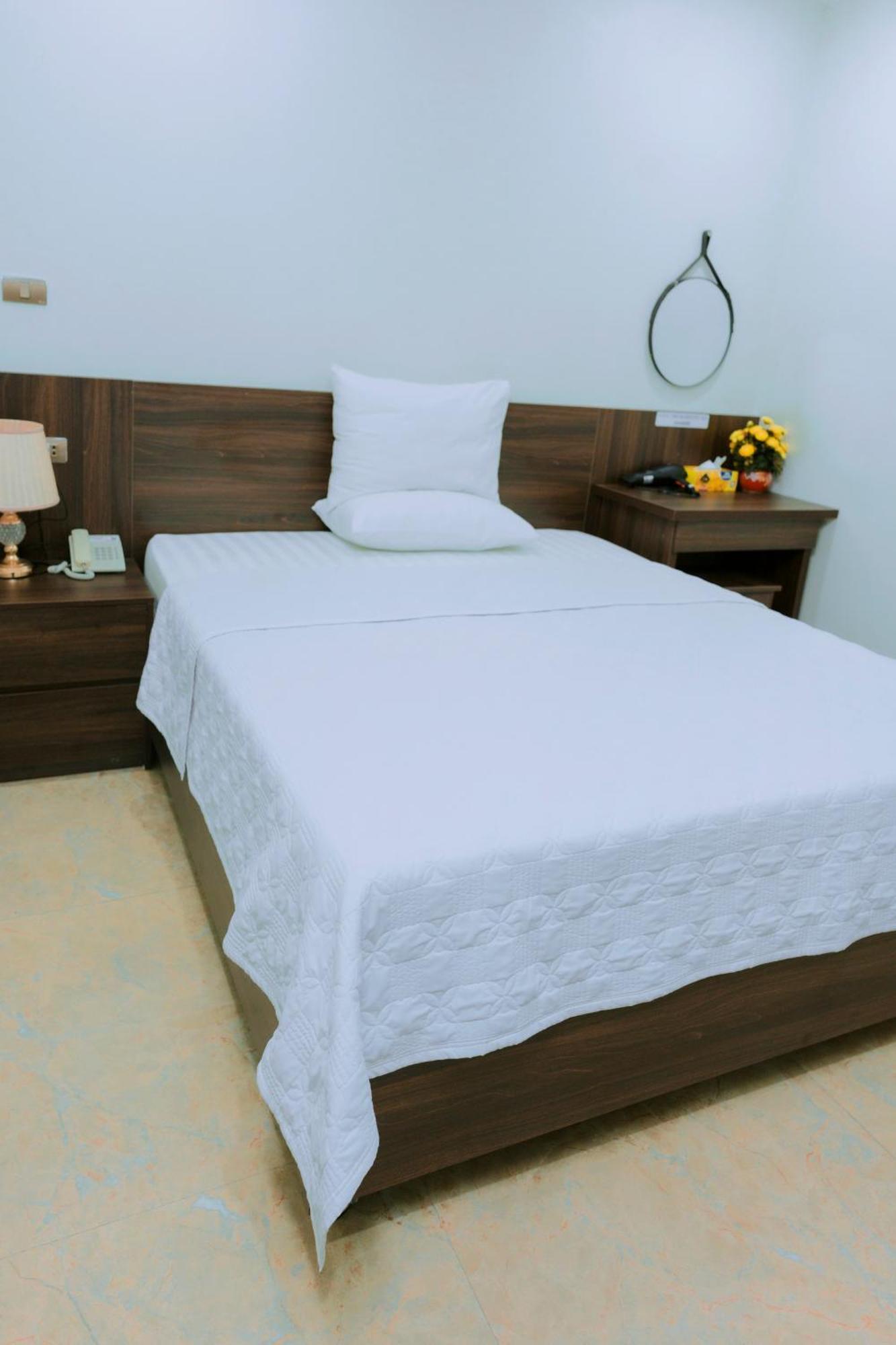 Thu Ha Hotel Uong Bi Buitenkant foto
