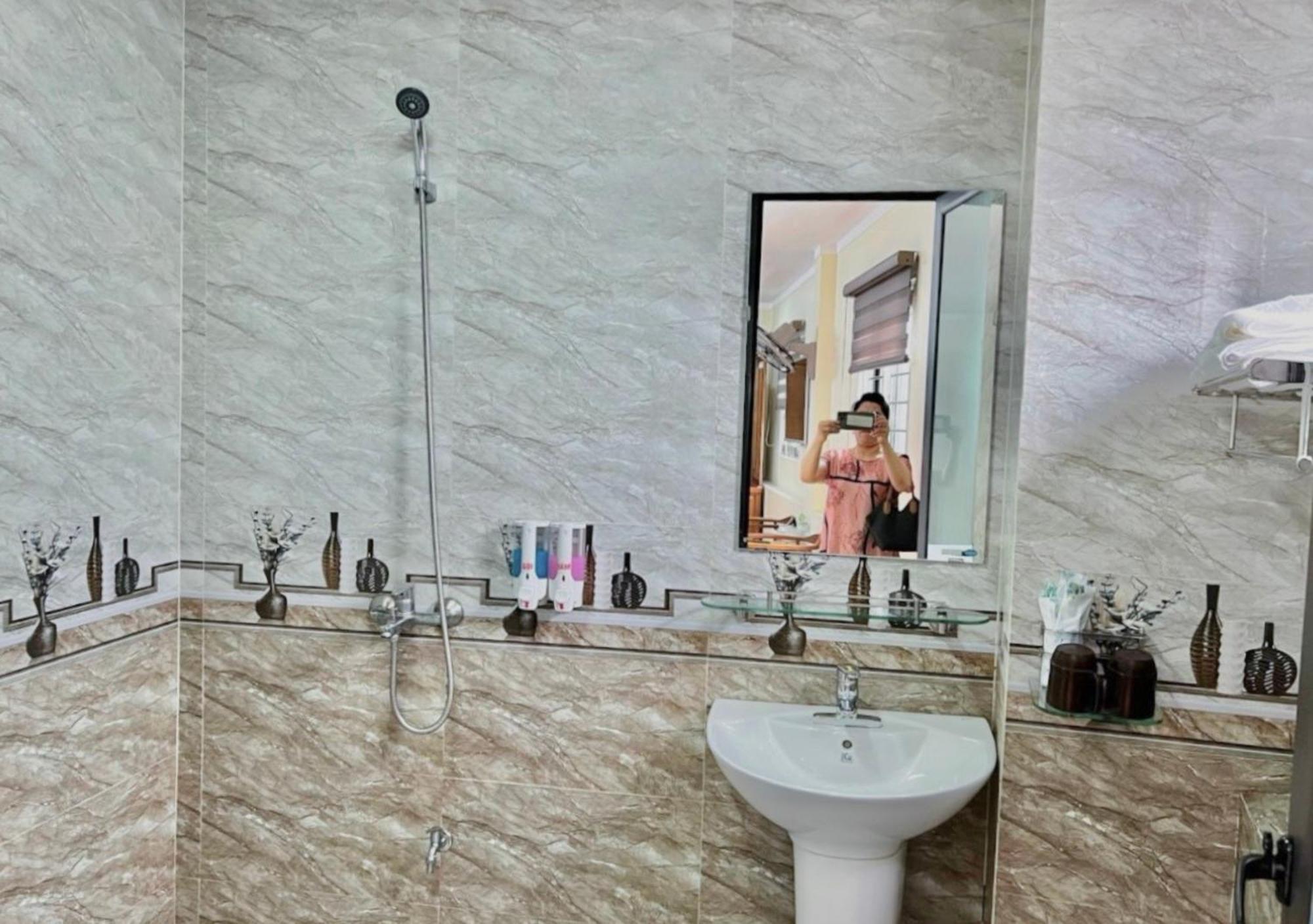 Thu Ha Hotel Uong Bi Buitenkant foto